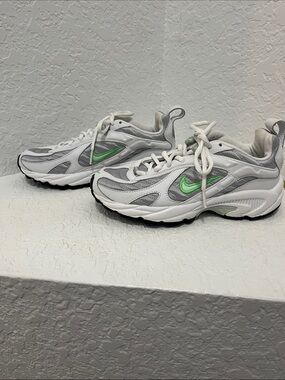 Nike Excelerater White and Gray Sneakers with Green Swoosh